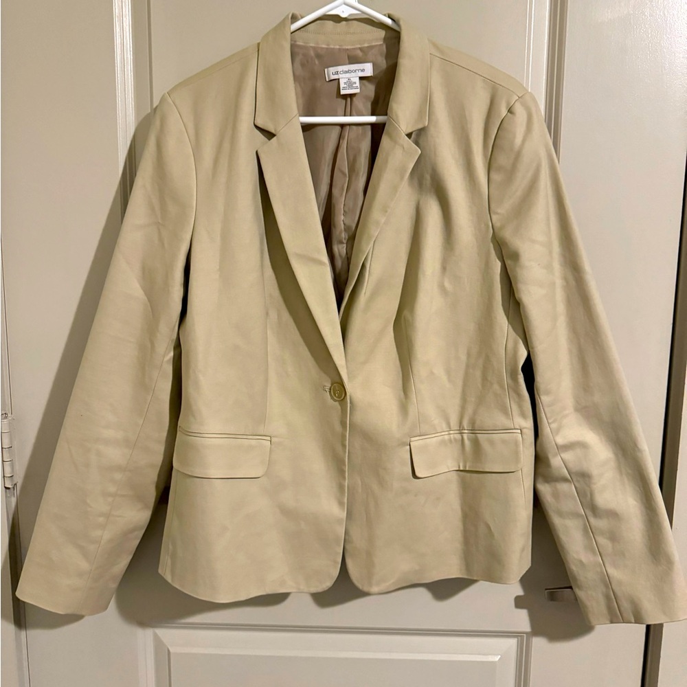 Traditional women’s tan blazer like new. Fits a 14-16